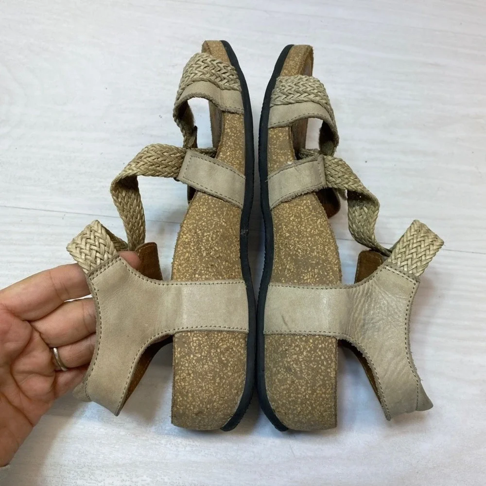 Taos Footwear pre owned